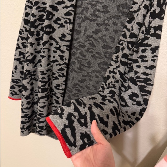 Chic Leopard Pattern Cardigan - Picture 2 of 8